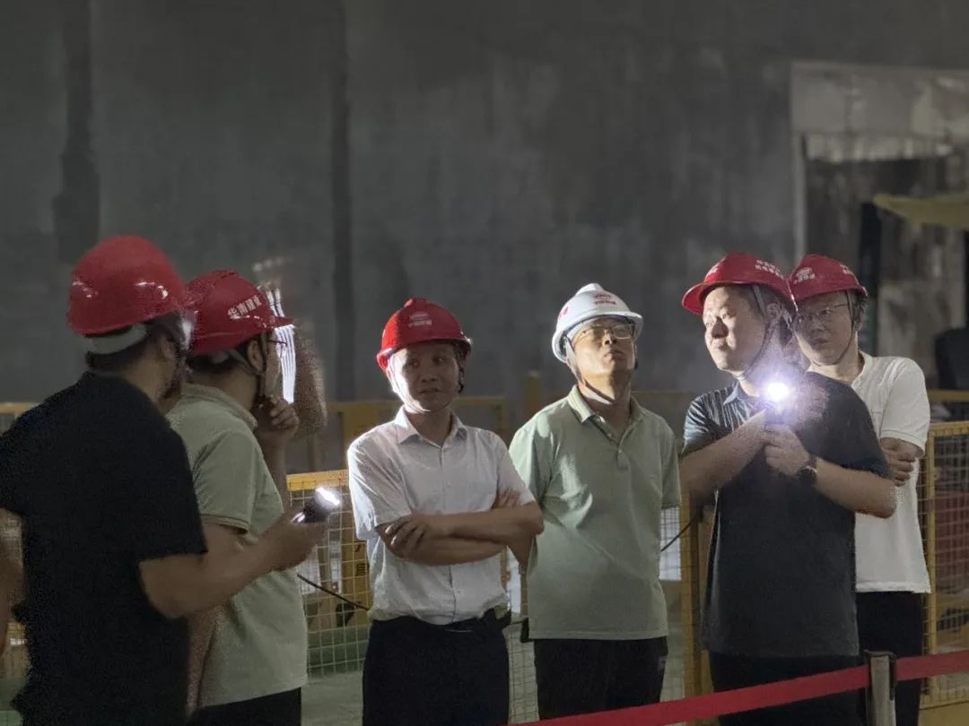 公司副总经理陈宪祖到广花凤凰南路车站...